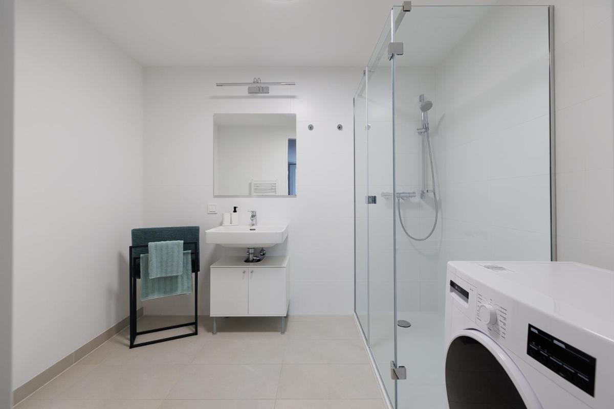 Lovely Apartment In Marina Tower - 10Min To City Center Vienna Exterior photo
